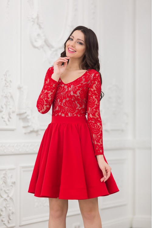 Короткое красное платье с верхом из кружева Gepura
